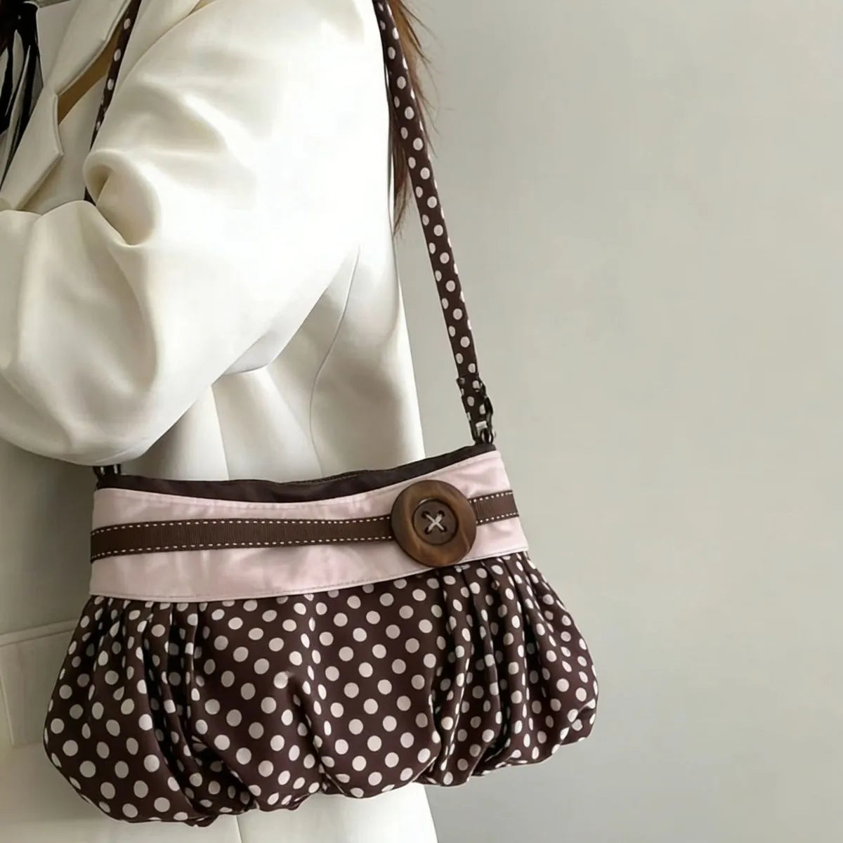 Pleated Dumpling Bag – Retro Wooden Button Shoulder Handbag