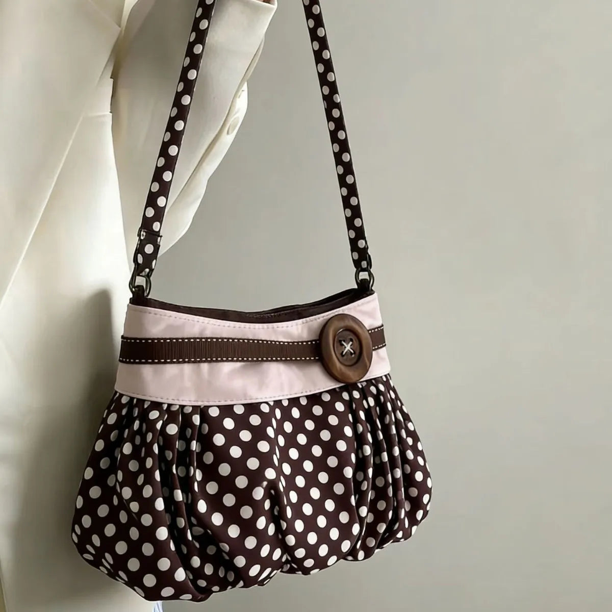 Pleated Dumpling Bag – Retro Wooden Button Shoulder Handbag