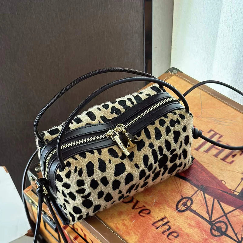 Small Square Straw & Leather Crossbody Bag – Minimalist Box Clutch